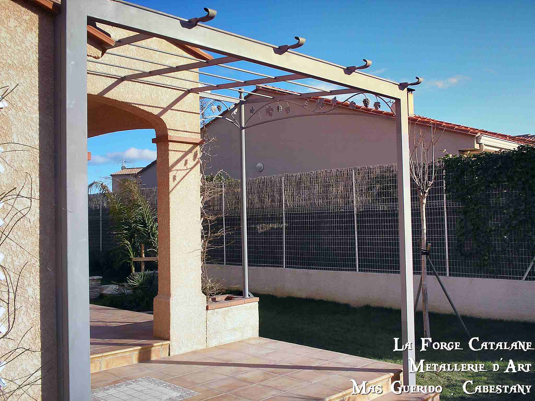 pergola frise vigne avec grappes de raisin et feuilles forge catalane 2.jpg